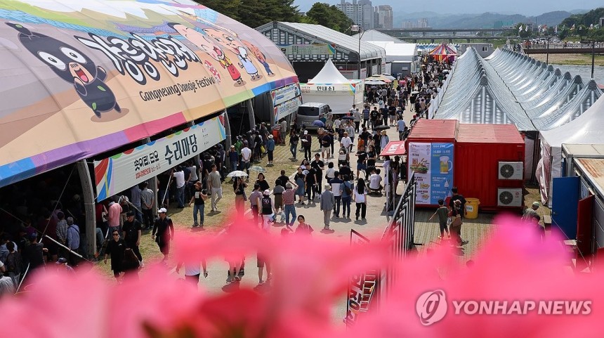 관람객 붐비는 강릉단오장
[연합뉴스 자료사진]