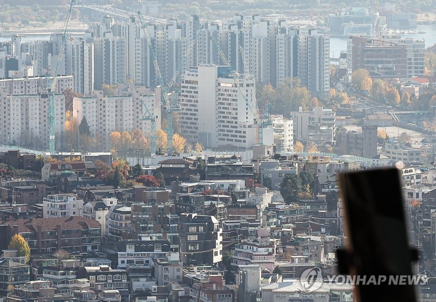 심해지는 양극화…상·하위 집값 40배 격차
(서울=연합뉴스) 김성민 기자 = 가구가 소유한 집값의 격차가 최대 40배를 웃도는 것으로 조사됐다. 통계청에 따르면 자산가액 기준 상위 10% 가구의 평균 주택 가액은 1