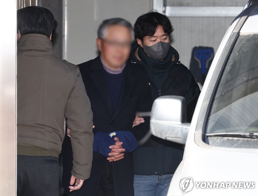 마포경찰서 나서는 사랑제일교회 '특임전도사' 윤모씨
(서울=연합뉴스) 류영석 기자 = 서울서부지법에서 벌어진 폭력 집단난동 사태에 가담한 사랑제일교회 특임전도사 윤모씨가 5일 오후 서부지법에서 열리는 구속 전 피의자