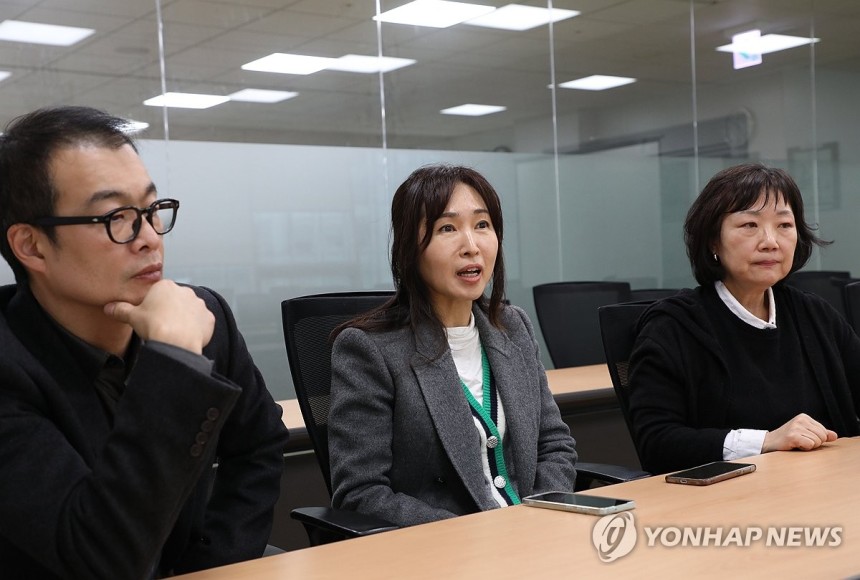 "정부는 사과뿐 아니라 불법행위에 대한 수사 의뢰도 해야 합니다"
 이승훈 사무국장(왼쪽부터), 배진시 대표, 권희정 미혼모아카이빙과권익옹호연구소 소장이 연합뉴스와 인터뷰하고 있다.
 [진성철 기자 촬영]