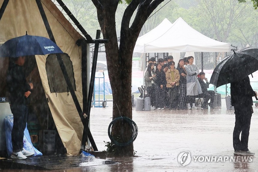 소나기를 피하는 방법
(서울=연합뉴스) 진연수 기자 = 전국 대부분 지역에 비 또는 소나기가 내리는 16일 서울 광장에서 시민들이 소나기를 피해 천막 아래 모여있다. 2025.5.16 jin90@yna.co.kr