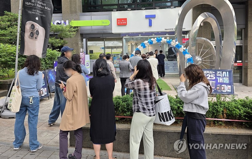 SK텔레콤 유심교체 대기
(서울=연합뉴스) 서명곤 기자 = 20일 서울 시내 한 SK텔레콤 공식인증 대리점 앞에 고객들이 유심 교체를 위해 길게 줄을 서 기다리고 있다. SK텔레콤은 전날 유심을 교체한 고객이 33만