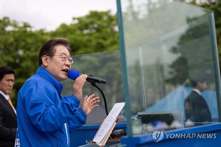 안양 시민들에게 지지 호소하는 이재명 후보
(안양=연합뉴스) 김주성 기자 = 더불어민주당 이재명 대선 후보가 24일 경기 안양시 동안구 평촌중앙공원에서 열린 집중유세에서 시민들에게 지지를 호소하고 있다. 2025.5