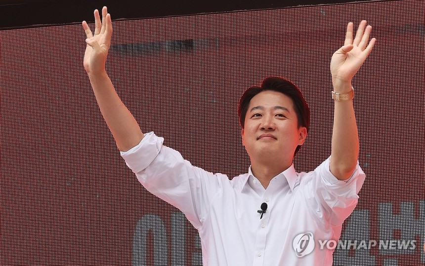 인사하는 이준석 후보
(수원=연합뉴스) 홍기원 기자 = 개혁신당 이준석 대선 후보가 24일 경기도 수원시 팔달구 수원역 로데오거리에서 시민들에게 인사하고 있다. 2025.5.24 xanadu@yna.co.kr