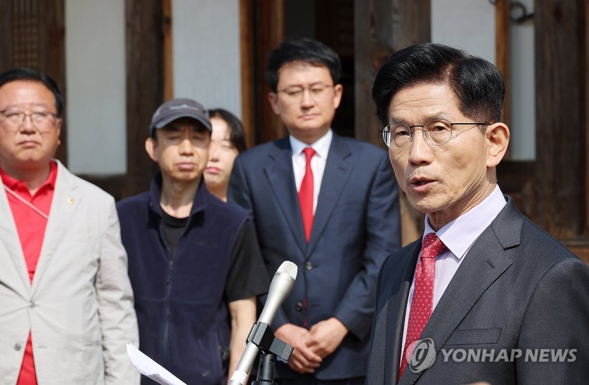 현안 관련 입장 발표하는 김문수 후보
(옥천=연합뉴스) 박동주 기자 = 국민의힘 김문수 대선 후보가 25일 충북 옥천군 육영수 여사 생가를 방문한 뒤 취재진 앞에서 현안 관련 입장 발표를 하고 있다. 2025.5.2