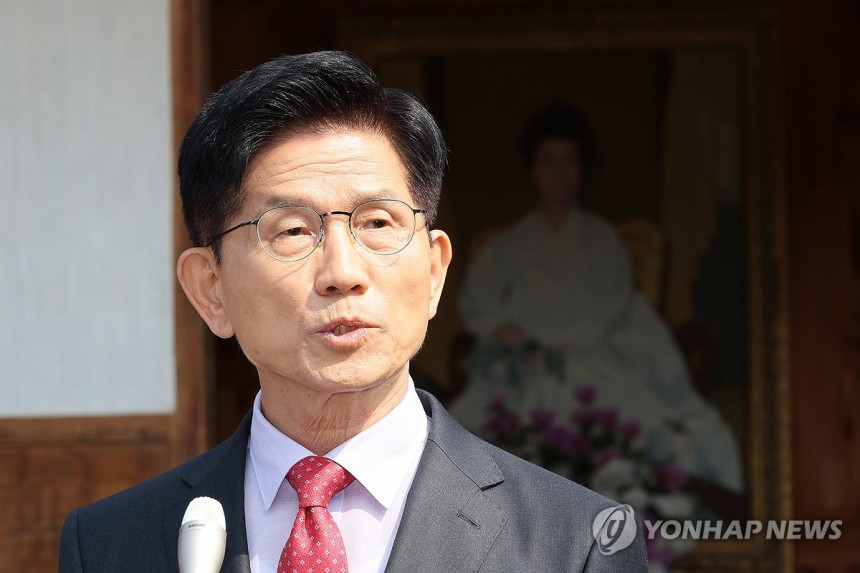 김문수 후보, 현안 관련 입장 발표
(옥천=연합뉴스) 박동주 기자 = 국민의힘 김문수 대선 후보가 25일 충북 옥천군 육영수 여사 생가를 방문한 뒤 취재진 앞에서 현안 관련 입장 발표를 하고 있다. 2025.5.25