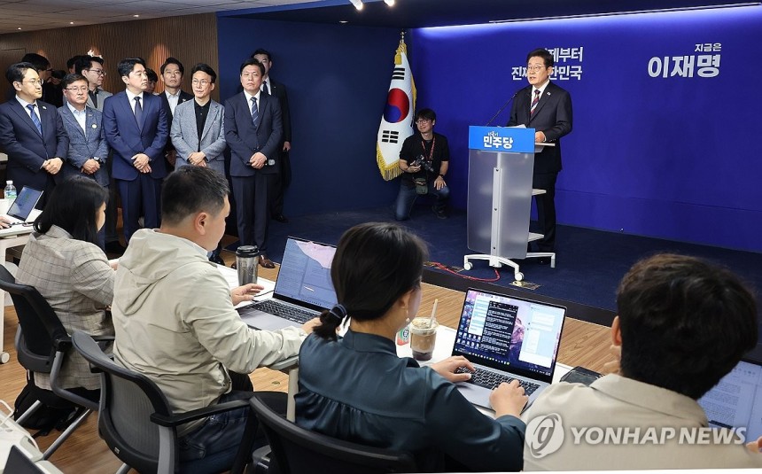 발언하는 이재명 후보
(서울=연합뉴스) 김주형 기자 = 더불어민주당 이재명 대선 후보가 25일 서울 여의도 당사에서 열린 기자회견에서 발언하고 있다. 2025.5.25 kjhpress@yna.co.kr