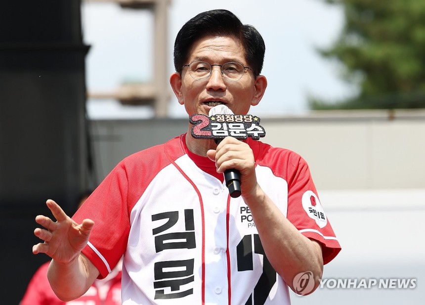 지지 호소하는 김문수 후보
(공주=연합뉴스) 박동주 기자 = 국민의힘 김문수 대선 후보가 25일 충남 공주시 공주공산성에서 유세를 하고 있다. 2025.5.25 [공동취재] pdj6635@yna.co.kr