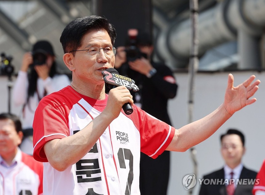 김문수 후보, 보령서 지지 호소
(보령=연합뉴스) 박동주 기자 = 국민의힘 김문수 대선 후보가 25일 충남 보령시 대천역 광장에서 집중 유세를 하고 있다. 2025.5.25 pdj6635@yna.co.kr