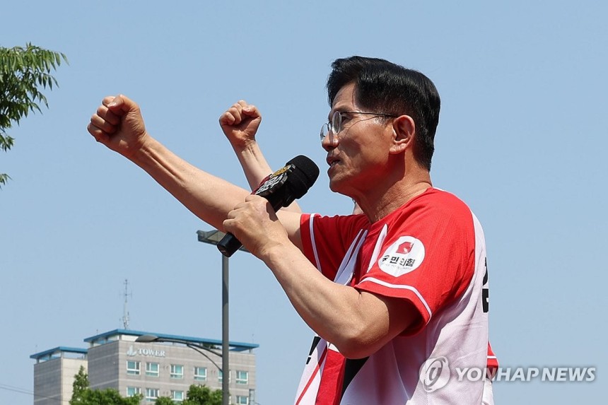 김문수 후보, 지지 호소
(보령=연합뉴스) 박동주 기자 = 국민의힘 김문수 대선 후보가 25일 충남 보령시 대천역 광장에서 집중 유세를 하고 있다. 2025.5.25 [공동취재] pdj6635@yna.co.kr