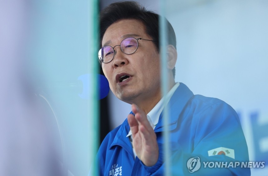 당진서 지지 호소하는 이재명 후보
(당진=연합뉴스) 김주성 기자 = 더불어민주당 이재명 대선 후보가 25일 충남 당진시 당진전통시장에서 열린 유세에서 시민들에게 지지를 호소하고 있다. 2025.5.25 utzza@y