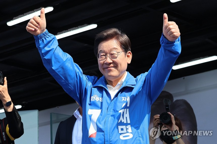 '캐스팅보트' 충남 유세 나선 이재명 후보
(당진=연합뉴스) 김주성 기자 = 더불어민주당 이재명 대선 후보가 '캐스팅보트'로 꼽히는 충남지역 유세에 나선 25일 충남 당진시 당진전통시장에서 열린 유세에서 시민들에게 