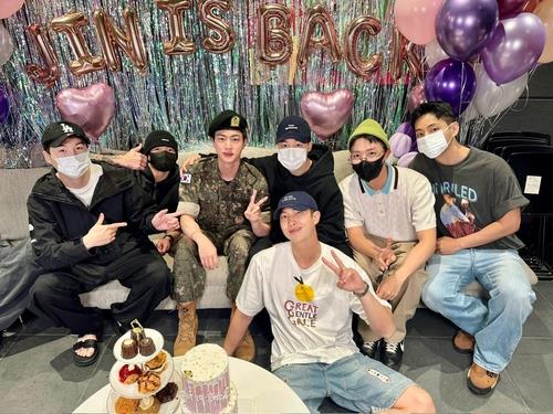 작년 6월 맏형 진의 전역을 축하하기 위해 모인 방탄소년단(BTS) 멤버들
[방탄소년단 X(옛 트위터). 재판매 및 DB 금지]