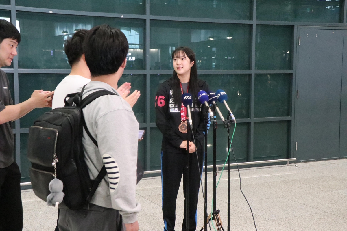 '신유빈 메달 2개' <b>탁구 대표팀</b>, 세계선수권 마치고 <b>귀국</b>