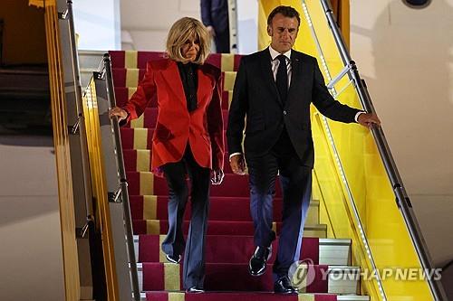 하노이 공항에 도착해서 내려오는 마크롱 대통령 부부. 
[AFP 연합뉴스 자료사진. 재판매 및 DB 금지]