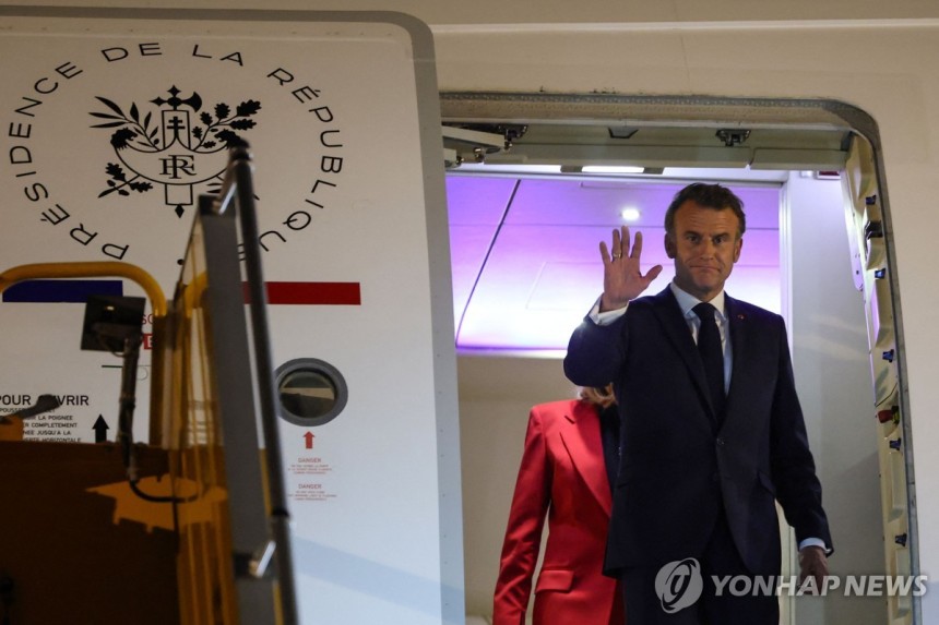 마크롱, 베트남 도착 
[AFP 연합뉴스. 재판매 및 DB 금지]