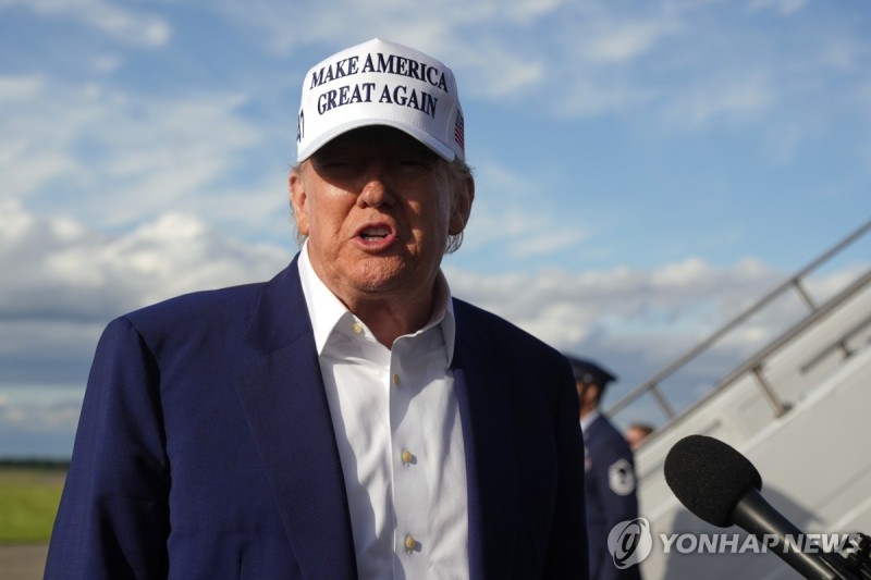 트럼프, 내달 1일 부과한다던 對EU 50% 관세 "7월9일까지 <b>유예</b>"