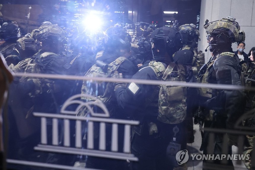 국회 본관 진입 시도하는 계엄군
(서울=연합뉴스) 김주성 기자 = 윤석열 대통령이 3일 밤 비상계엄을 선포한 가운데 4일 자정께 서울 영등포구 여의도 국회 본관으로 계엄군이 진입 준비를 하고 있다. 2024.12.4