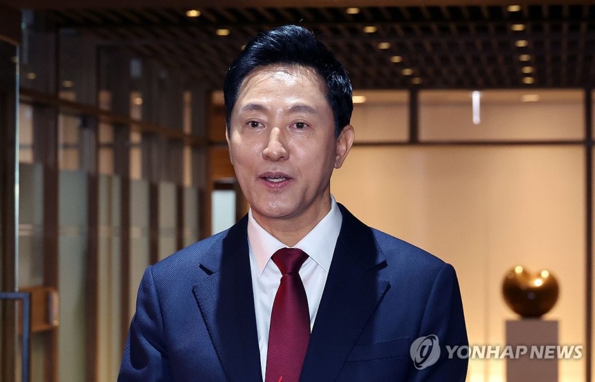 집무실 나서는 오세훈 서울시장
(서울=연합뉴스) 이진욱 기자 = 오세훈 서울시장이 20일 서울시청 집무실 앞에서 검찰의 압수수색 관련 입장을 밝힌 뒤 집무실을 나서고 있다. 검찰은 '정치 브로커' 명태균 씨가 연루된
