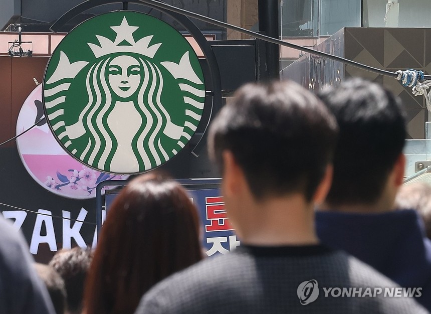 스타벅스, 오후 10시까지 영업시간 확대
(서울=연합뉴스) 김성민 기자 = 스타벅스는 이달 중순까지 순차적으로 상당수 매장의 영업시간을 오후 10시까지 확대한다고 11일 밝혔다.
    사진은 12일 서울 시내 한 