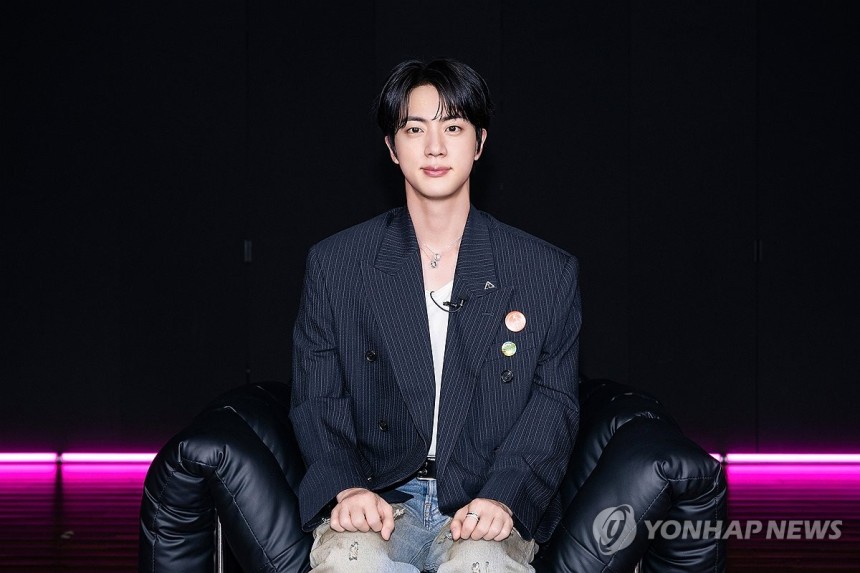 BTS 진, 미니 2집 '에코' 발매
(서울=연합뉴스) 그룹 방탄소년단(BTS) 진의 미니 2집 'Echo'가 16일 오후 1시 전 세계 동시 발매된다고 소속사 빅히트뮤직이 밝혔다. 사진은 그룹 방탄소년단 진. 20