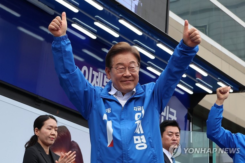 주말 수도권 표심 공략 나선 이재명 후보
(부천=연합뉴스) 김주성 기자 = 더불어민주당 이재명 대선 후보가 24일 경기 부천시 부천역 북부광장에서 열린 유세에서 시민들에게 인사하고 있다. 2025.5.24 utzza