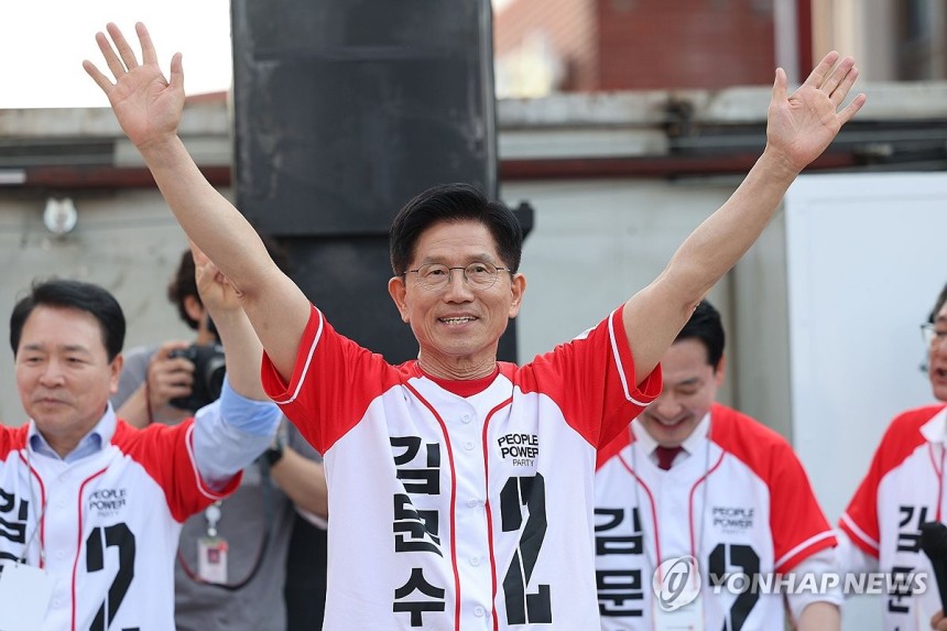 김문수 후보, 지지 호소
(서산=연합뉴스) 박동주 기자 = 국민의힘 김문수 대선 후보가 25일 충남 서산시 중앙통 로데오거리에서 집중 유세를 하고 있다. 2025.5.25 [공동취재] pdj6635@yna.co.kr