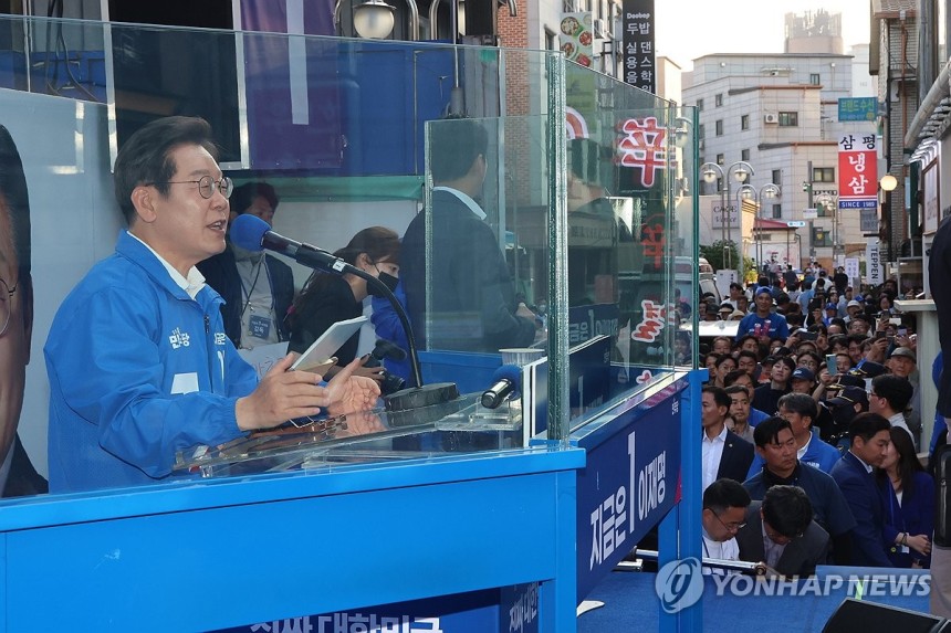 지지 호소하는 이재명 후보
(천안=연합뉴스) 김주성 기자 = 더불어민주당 이재명 대선 후보가 25일 충남 천안시 동남구 신부문화거리에서 열린 유세에서 시민들에게 지지를 호소하고 있다. 2025.5.25 utzza@y