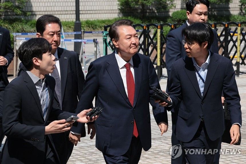 내란혐의 5차 공판 출석하는 윤석열 전 대통령
(서울=연합뉴스) 김인철 기자 = 윤석열 전 대통령이 26일 서울 서초구 서울중앙지방법원에서 열린 내란 우두머리 혐의ㆍ직권남용 권리행사 방해 혐의 사건 5차 공판에 출석