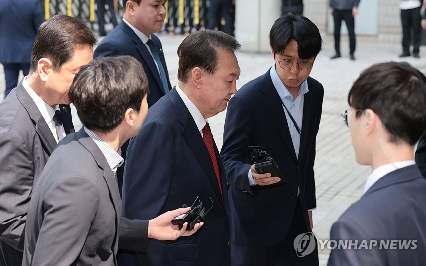 윤 전 대통령 '묵묵부답'
(서울=연합뉴스) 김인철 기자 = 윤석열 전 대통령이 26일 서울 서초구 서울중앙지방법원에서 열린 내란 우두머리 혐의ㆍ직권남용 권리행사 방해 혐의 사건 5차 공판에 출석하고 있다. 2025