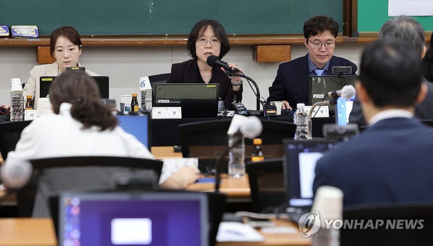 회의 비공개 알리는 김예영 전국법관대표회의 의장
(고양=연합뉴스) 김도훈 기자 = 김예영 전국법관대표회의 의장이 26일 경기 고양시 사법연수원에서 열린 전국법관대표회의 임시회의에서 회의 비공개를 알리고 있다. 202