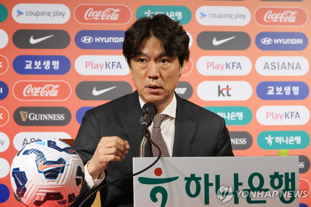 <b>월드컵 3차 예선</b> 명단 발표하는 홍명보 감독