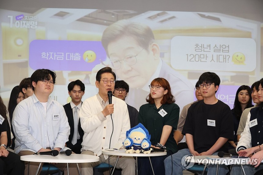 대학생과의 간담회 하는 이재명 후보
(수원=연합뉴스) 김주성 기자 = 더불어민주당 이재명 대선 후보가 26일 경기 수원시 영통구 아주대학교 혁신공유라운지에서 청년 정책을 논의하기 위해 대학생들과 간담회를 하고 있다.