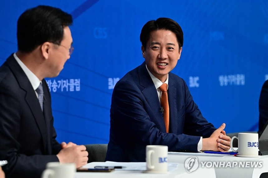 활짝 웃는 개혁신당 이준석 후보
(서울=연합뉴스) 류영석 기자 = 개혁신당 이준석 대선 후보가 26일 서울 양천구 한국방송회관에서 열린 한국방송기자클럽 초청 토론회에 참석하고 있다. 2025.5.26 [공동취재] o