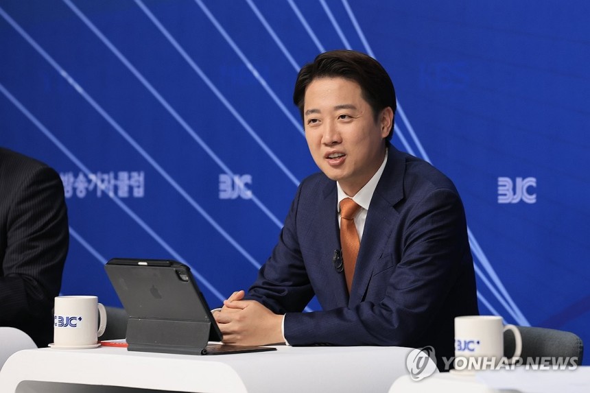 방송기자클럽 초청 토론회 참석한 이준석 후보
(서울=연합뉴스) 류영석 기자 = 개혁신당 이준석 대선 후보가 26일 서울 양천구 한국방송회관에서 열린 한국방송기자클럽 초청 토론회에서 참석자들과 대화를 나누고 있다. 2