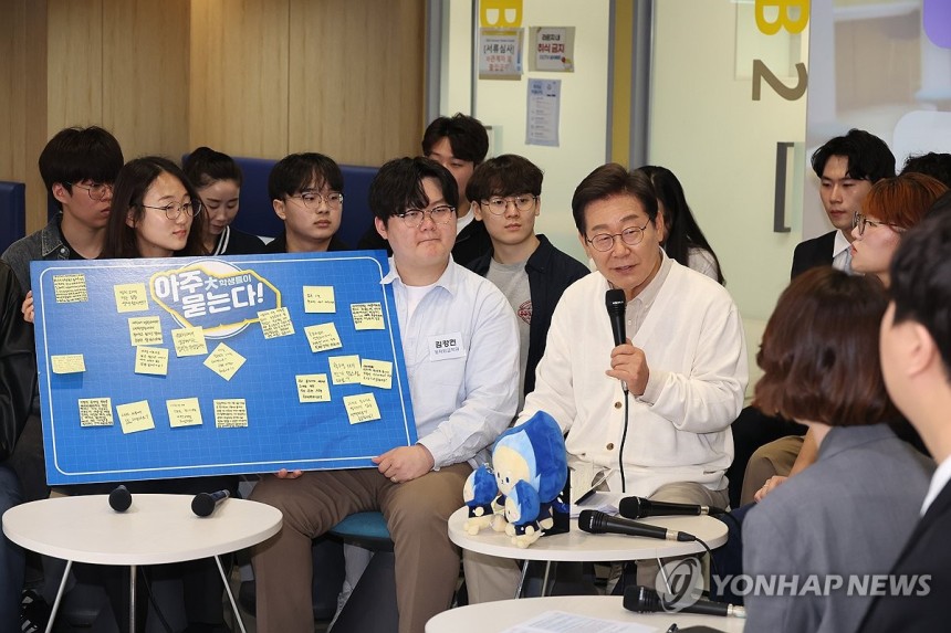 이재명 후보, 대학생과 간담회
(수원=연합뉴스) 김주성 기자 = 더불어민주당 이재명 대선 후보가 26일 경기 수원시 영통구 아주대학교 혁신공유라운지에서 청년 정책을 논의하기 위해 대학생들과 간담회를 하고 있다. 20