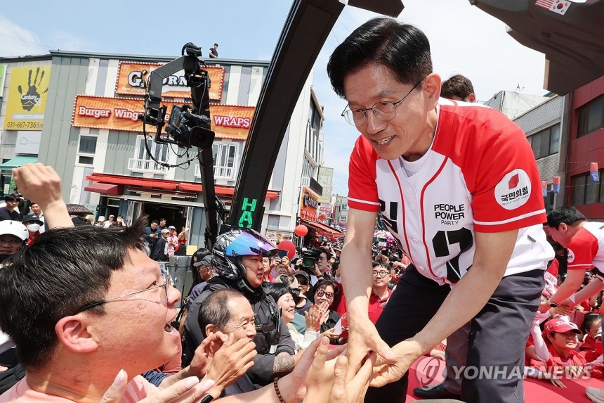 K-55미군기지 정문 앞 지지호소하는 김문수 후보
(평택=연합뉴스) 박동주 기자 = 국민의힘 김문수 대선 후보가 26일 경기 평택시 K-55미군기지 정문 앞에서 유세를 하고 있다. 2025.5.26 [공동취재] pd