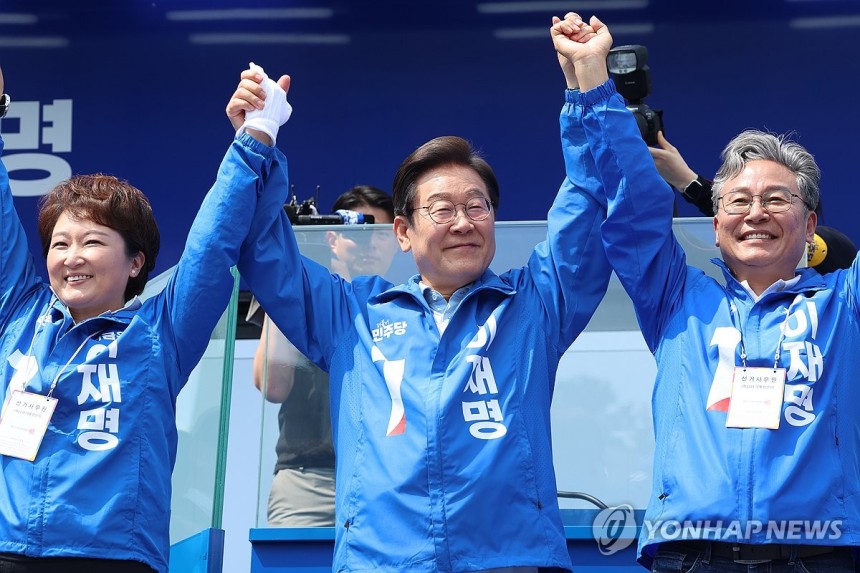 용인시민들에게 인사하는 이재명 후보
(용인=연합뉴스) 김주성 기자 = 더불어민주당 이재명 대선 후보가 26일 용인시 수지구 단국대 죽전캠퍼스 앞에서 열린 유세에서 시민들에게 인사하고 있다. 2025.5.26 utzz