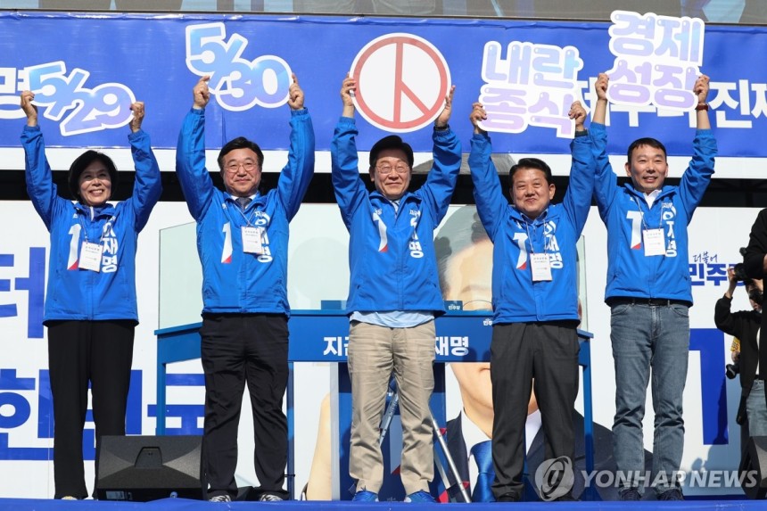 사전투표 독려하는 이재명 후보
(남양주=연합뉴스) 김주성 기자 = 더불어민주당 이재명 대선 후보가 26일 경기 남양주시 평내호평역 광장에서 열린 유세에서 사전투표를 독려하는 패널을 들어 보이고 있다. 2025.5.2