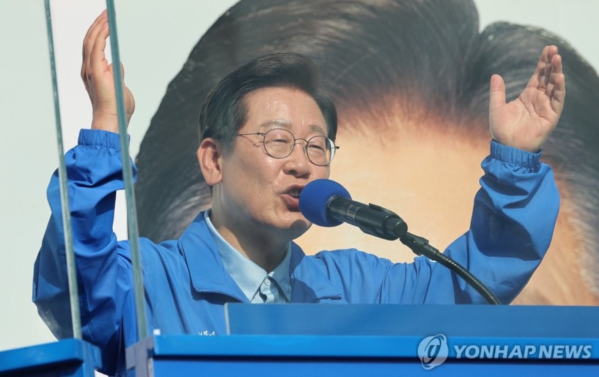 이재명 후보, 남양주서 지지 호소
(남양주=연합뉴스) 김주성 기자 = 더불어민주당 이재명 대선 후보가 26일 경기 남양주시 평내호평역 광장에서 열린 유세에서 시민들에게 지지를 호소하고 있다. 2025.5.26 utz