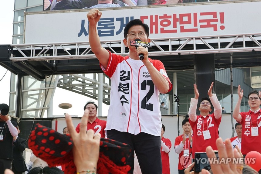 김문수 후보, 용인 집중유세
(용인=연합뉴스) 박동주 기자 = 국민의힘 김문수 대선 후보가 26일 경기 용인시 용인 포은아트갤러리 광장에서 열린 집중유세에서 지지를 호소하고 있다. 2025.5.26 [공동취재] pd
