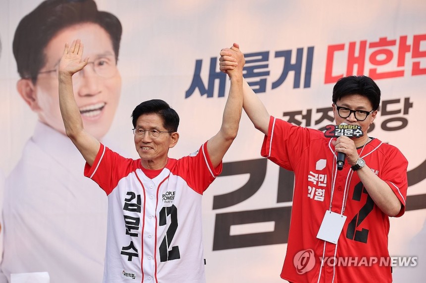 김문수와 한동훈, 도봉구 집중유세
(서울=연합뉴스) 박동주 기자 = 국민의힘 김문수 대선 후보가 26일 서울 도봉구 방학사거리에서 한동훈 전 대표와 집중유세를 하고 있다. 2025.5.26 pdj6635@yna.co