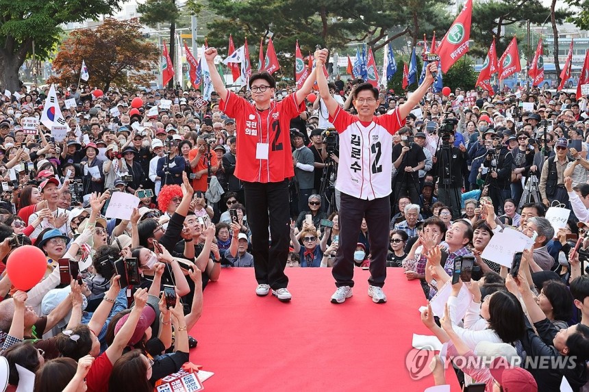 손 맞잡은 김문수와 한동훈
(서울=연합뉴스) 박동주 기자 = 국민의힘 김문수 대선 후보가 26일 서울 도봉구 방학사거리에서 한동훈 전 대표와 집중유세를 하고 있다. 2025.5.26 [공동취재] pdj6635@yna
