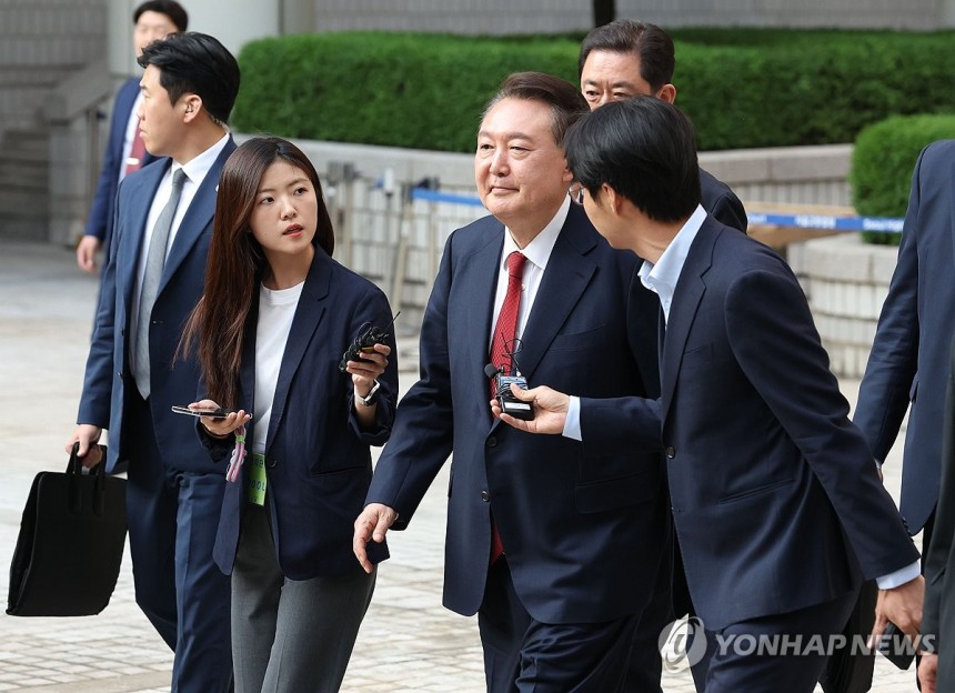 취재진 질문 받으며 법정 떠나는 윤석열 전 대통령
(서울=연합뉴스) 윤석열 전 대통령이 26일 서울 서초구 서울중앙지방법원에서 열린 내란 우두머리 혐의·직권남용 권리행사 방해 혐의 사건 5차 공판을 마친 후 취재진의