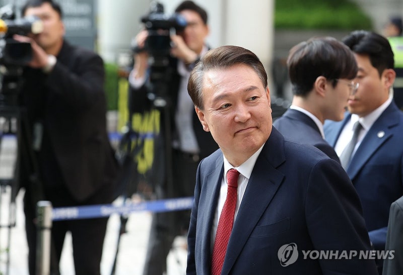 1공수여단장 "곽종근 '대통령이 문 부숴서 <b>끄집어</b>내래' <b>지시</b>"