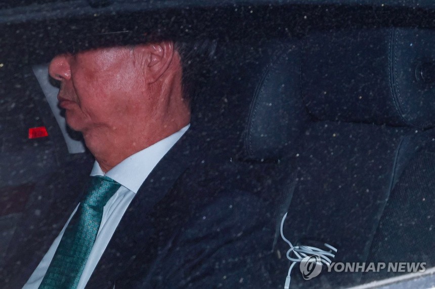 조사 마치고 경찰청 별관 나서는 한덕수 전 총리
(서울=연합뉴스) 서대연 기자 = 한덕수 전 국무총리가 26일 밤 서울 서대문구 경찰청 세검정로 별관에서 내란 혐의 피의자 소환 조사를 마치고 청사를 빠져나가고 있다.