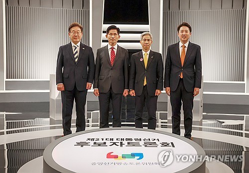 대선 2차 후보자 토론회
(서울=연합뉴스) 더불어민주당 이재명·국민의힘 김문수·민주노동당 권영국·개혁신당 이준석 대선후보가 지난 23일 서울 영등포구 여의도 KBS 스튜디오에서 열린 제21대 대선 2차 후보자 토론회