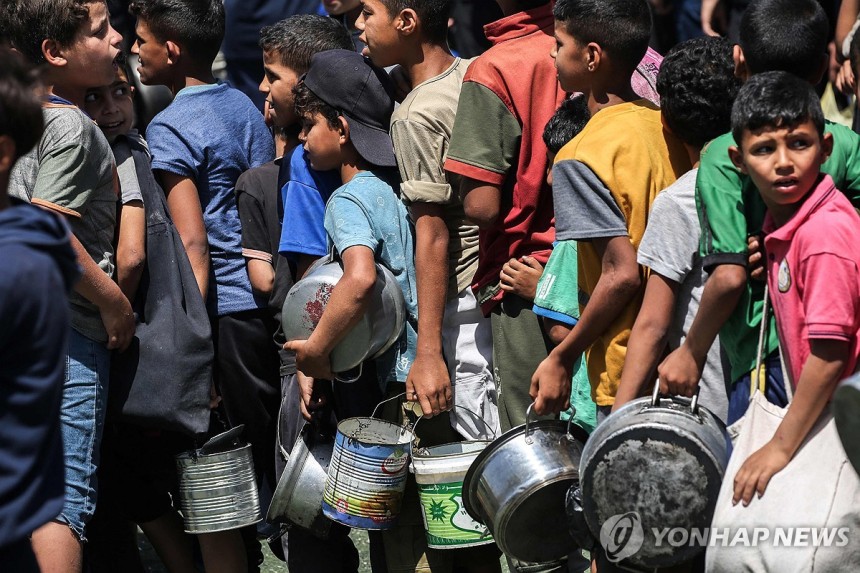배식 기다리는 가자지구 어린이들
(누세이라트 AFP=연합뉴스) 지난 24일(현지시간) 가자지구 누세이라트 난민촌의 팔레스타인 어린이들이 배식을 기다리며 줄을 서 있다. 2025.5.26 photo@yna.co.kr