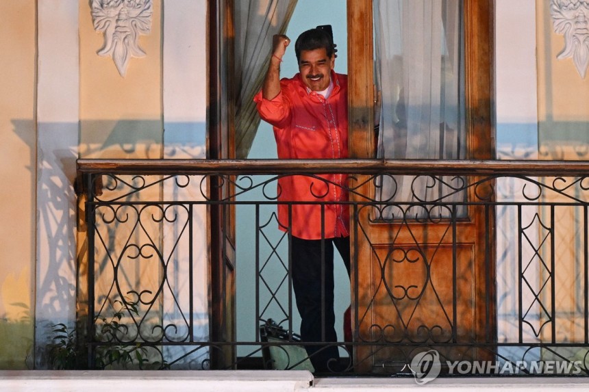 25일(현지시간) 총선·지선 압승을 주장하며 주먹 쥐어 보이는 마두로
[카라카스 AFP=연합뉴스. 재판매 및 DB 금지]