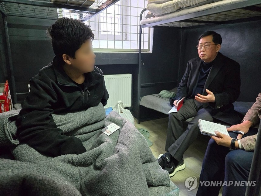 북한군 포로와 면담하는 유용원 의원
(서울=연합뉴스) 우크라이나군에 생포된 북한군 포로를 면담한 국민의힘 유용원 의원이 4일 면담 당시 찍은 사진을 공개했다. 2025.3.4 [유용원 의원실 제공. 재판매 및 DB 